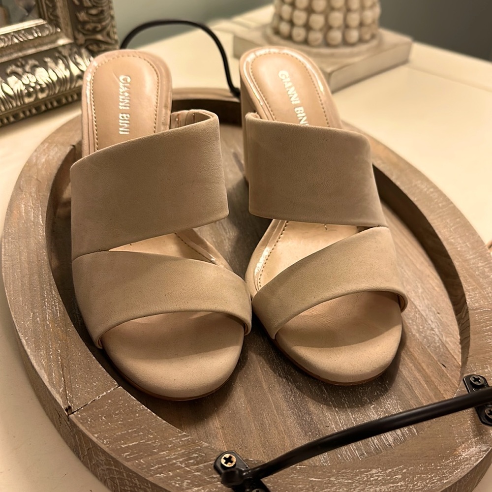 Gianni Bini neutral slides- size 7
